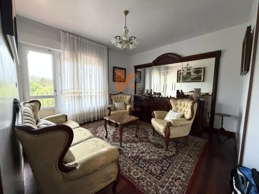 Sala d'estar de Casa o xalet en venda en Santiago de Compostela  amb Jardí privat, Moblat i Forn