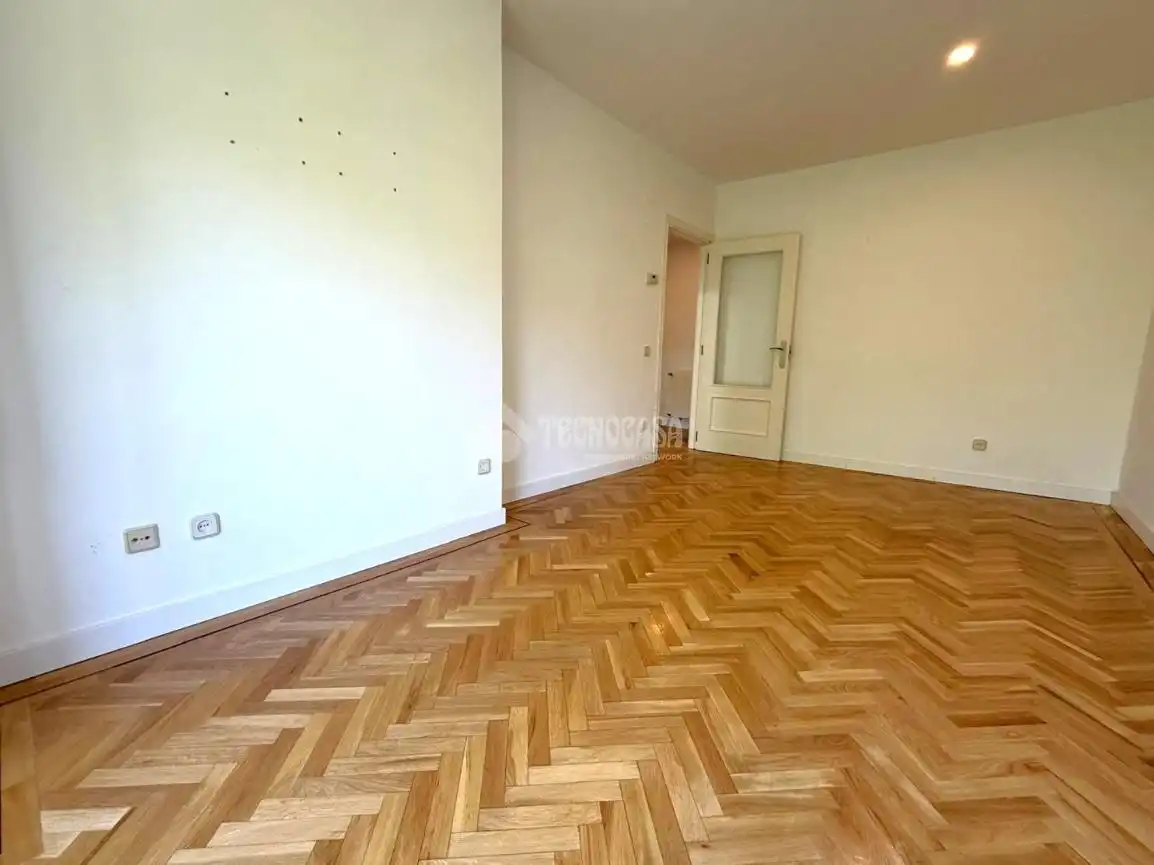 Bedroom of Flat for rent in Madrid  with Parquet flooring, Storage room and Balcony