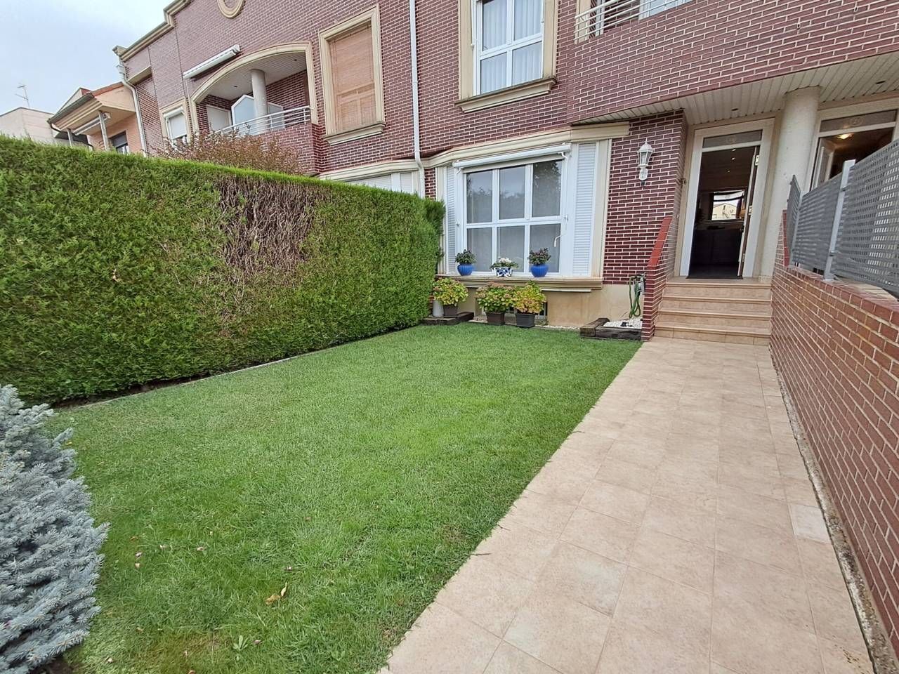 Jardí de Casa adosada en venda en Lardero amb Aire condicionat, Calefacció i Terrassa