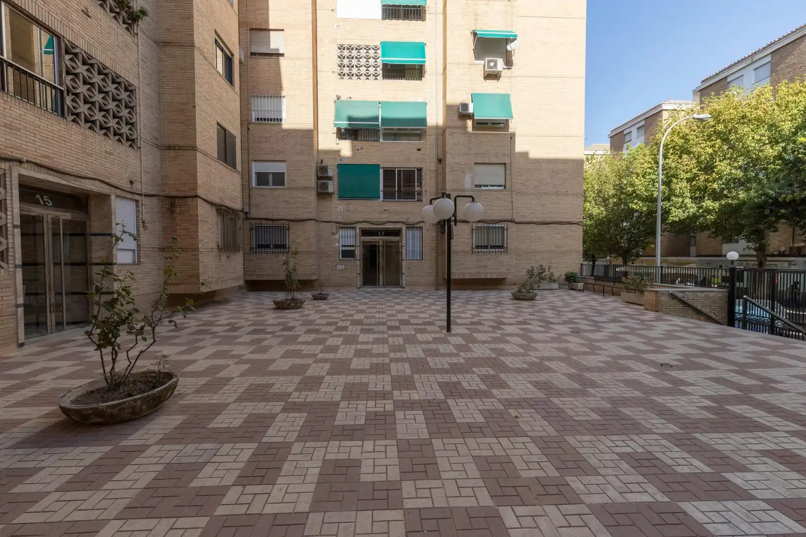Vista exterior de Pis en venda en Granada amb Aire condicionat, Calefacció i Terrassa