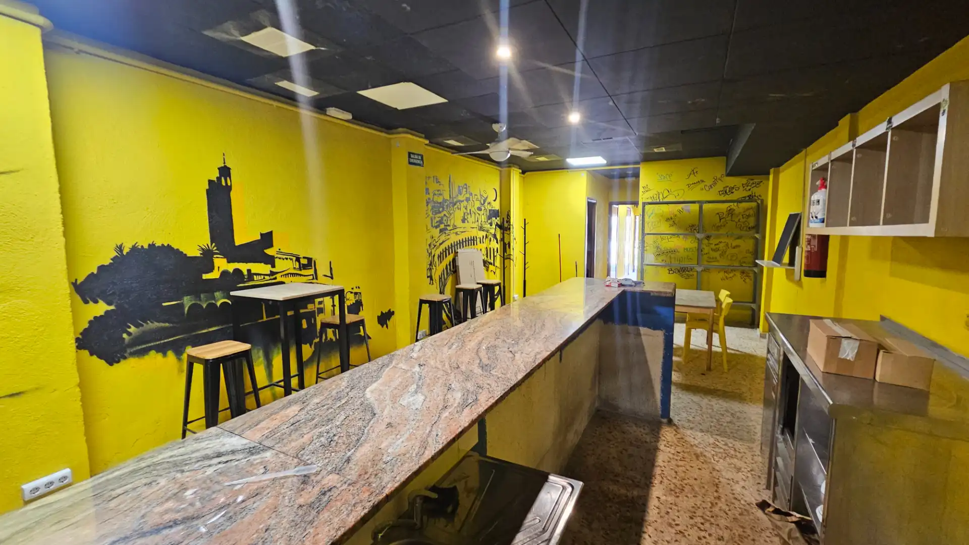 Cuina de Local en venda en Tarragona amb Aire condicionat, Terrassa i Moblat