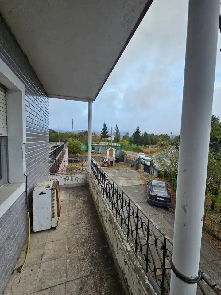 Vista exterior de Casa o xalet en venda en Covelo amb Calefacció, Jardí privat i Terrassa