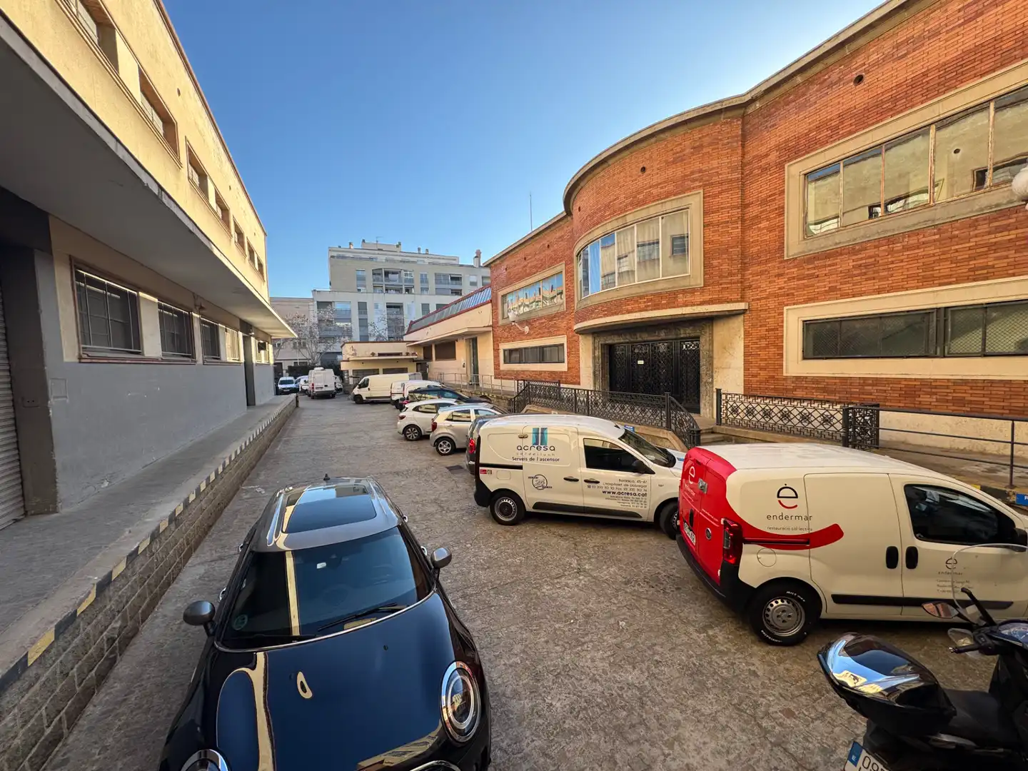 Parkplatz von Fabrikhallen zur Miete in Sabadell