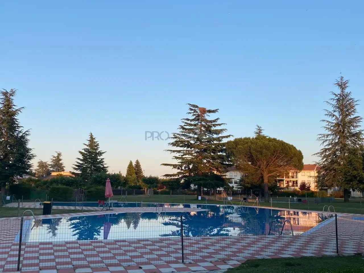 Piscina de Casa o xalet en venda en Mansilla de las Mulas amb Calefacció, Jardí privat i Piscina