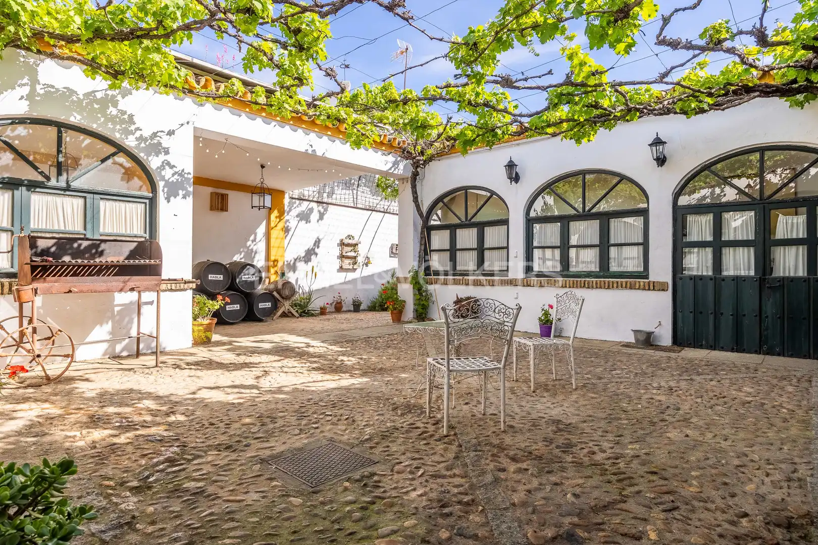 Vista exterior de Finca rústica en venda en Alcalá de Guadaira amb Calefacció, Jardí privat i Terrassa