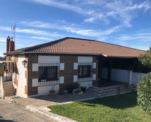 Vista exterior de Casa o xalet en venda en Arroyomolinos (Madrid) amb Calefacció, Jardí privat i Terrassa