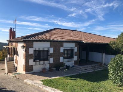 Vista exterior de Casa o xalet en venda en Arroyomolinos (Madrid) amb Calefacció, Jardí privat i Terrassa