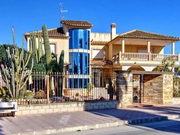 Xalet amb balcó en venda a Orihuela ciudad