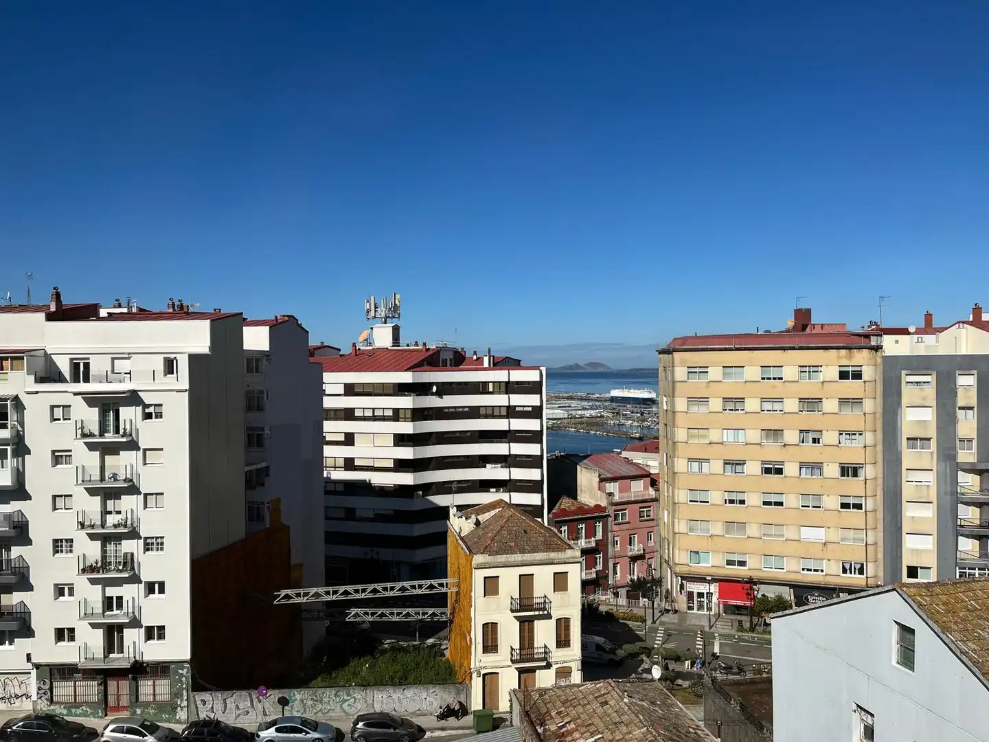 Vista exterior de Casa o xalet en venda en Vigo  amb Calefacció, Jardí privat i Parquet