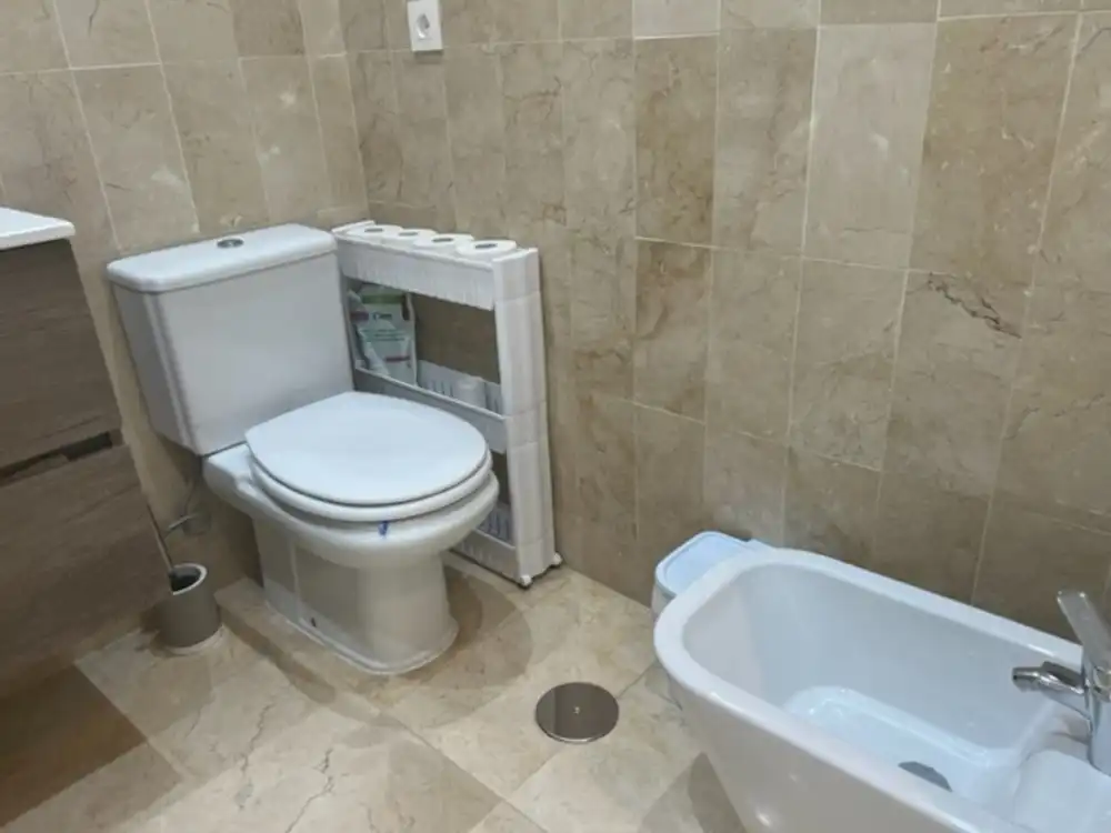 Baño de Apartamento de alquiler en Estepona con Aire acondicionado, Terraza y Piscina