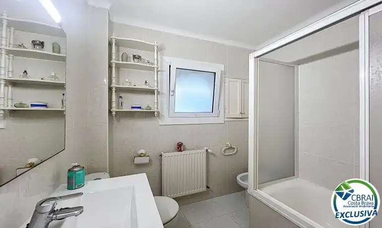 Bany de Apartament en venda en Roses amb Calefacció