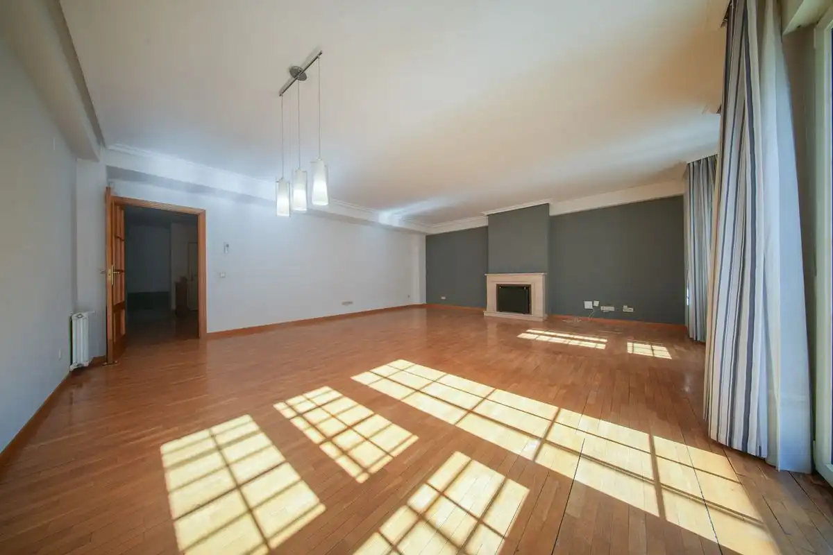 Sala de estar de Casa adosada en venta en Pozuelo de Alarcón con Aire acondicionado, Calefacción y Jardín privado
