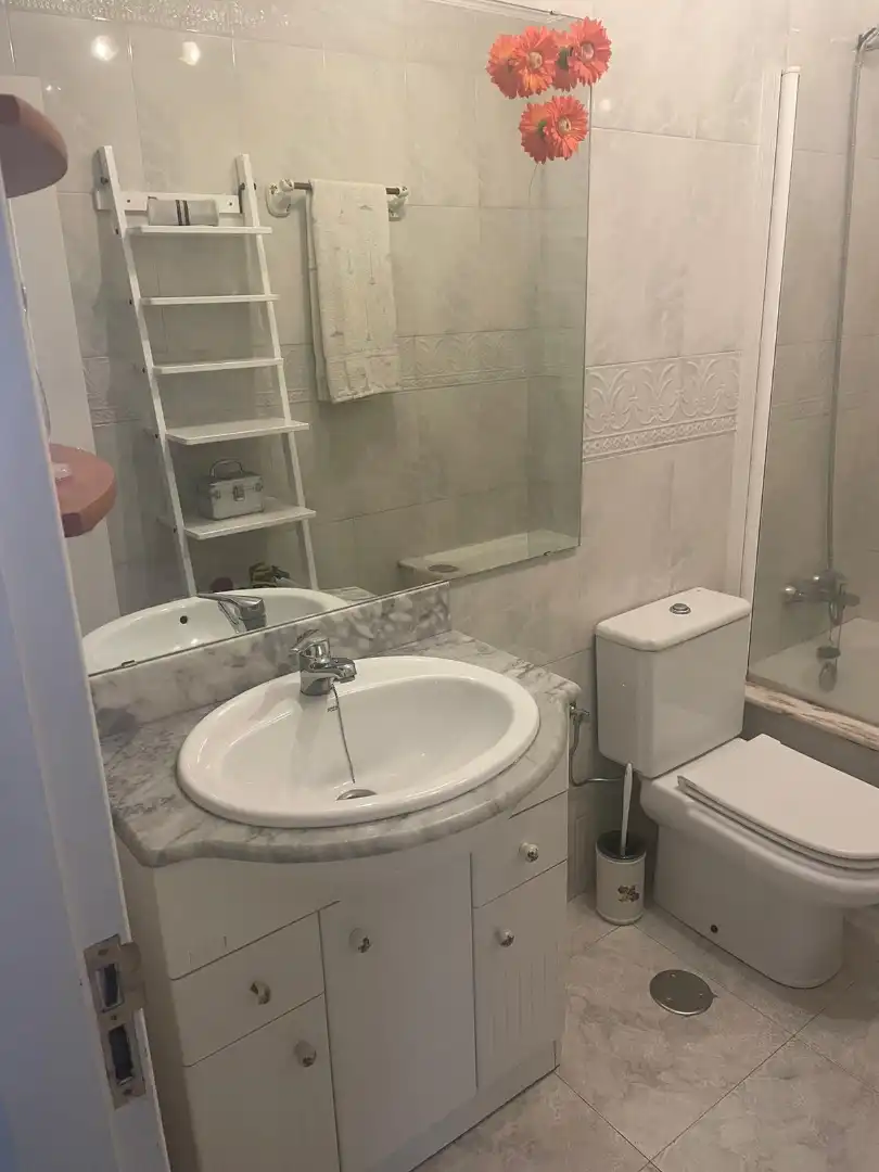 Badezimmer von Wohnung zur Miete in Ferrol mit Möbliert, Ofen und Waschmaschine