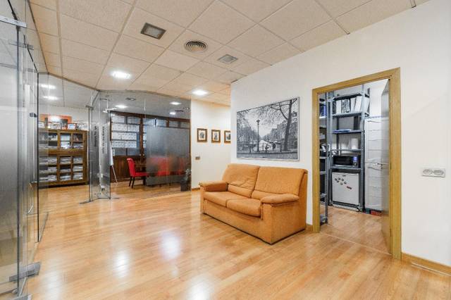 Local comercial en Alquiler en Calle Arquitectura en San Jerónimo - La Bachillera