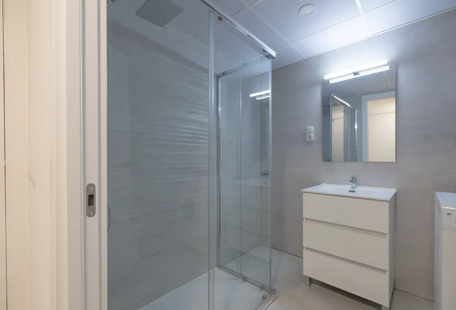Bany de Apartament de lloguer en Madrid amb Aire condicionat, Calefacció i Jardí privat