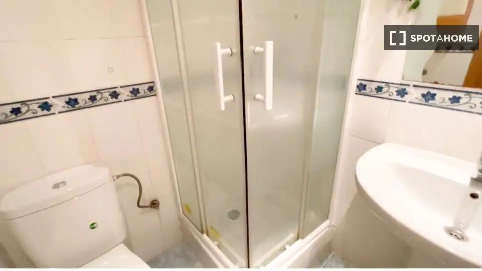 Bathroom of Flat for rent in Madrid  with Air Conditioner, Heating and Furnished