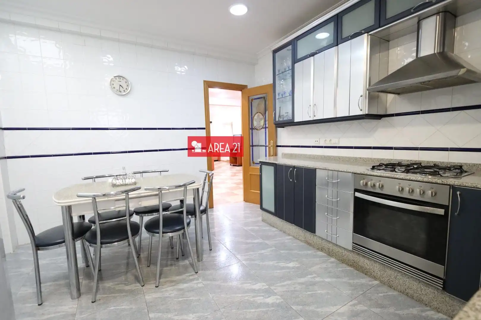 Cuina de Casa o xalet en venda en La Pobla de Vallbona amb Aire condicionat, Calefacció i Terrassa