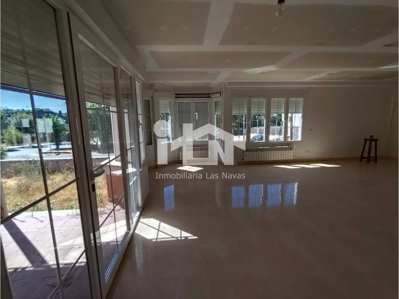 Sala d'estar de Casa o xalet en venda en Las Navas del Marqués  amb Calefacció, Jardí privat i Terrassa