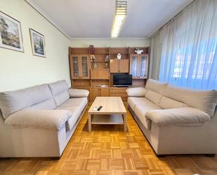 Sala d'estar de Pis de lloguer en  Logroño amb Calefacció, Parquet i Moblat