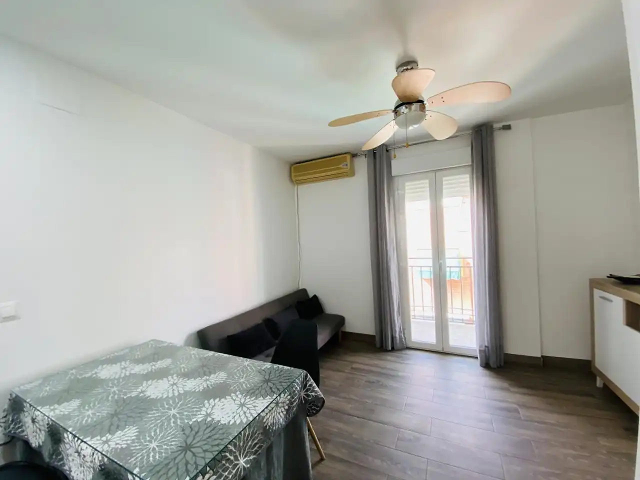 Bedroom of Flat for rent in Granada  with Air Conditioner, Furnished and Balcony