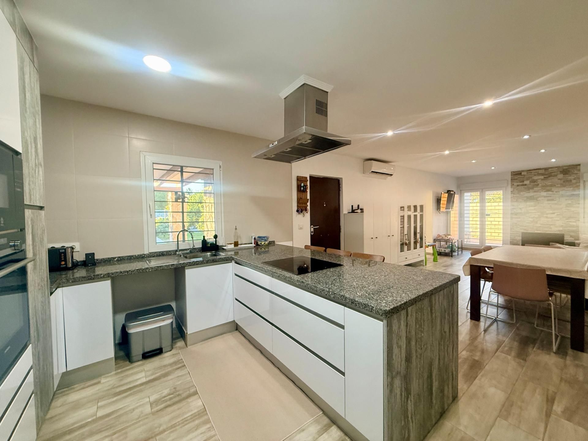 Cocina de Casa o chalet en venta en Alcalá de Guadaira con Aire acondicionado, Jardín privado y Trastero