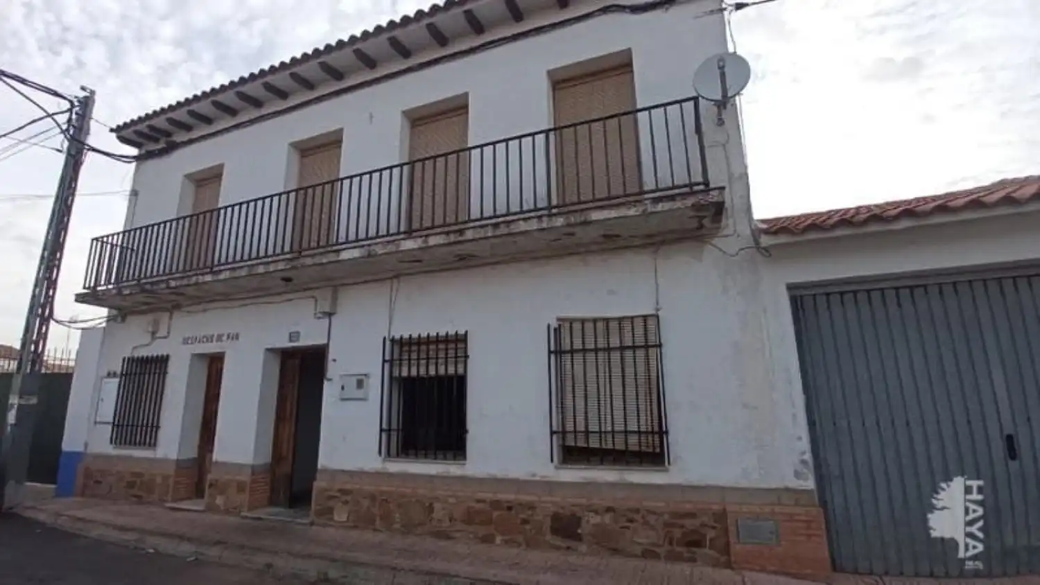 Vista exterior de Casa adosada en venta en El Robledo   con Calefacción, Jardín privado y Terraza