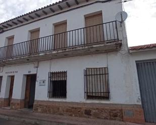 Vista exterior de Casa adosada en venda en El Robledo   amb Calefacció, Jardí privat i Terrassa