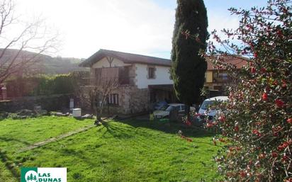 Vista exterior de Casa o xalet en venda en Castañeda amb Terrassa i Balcó