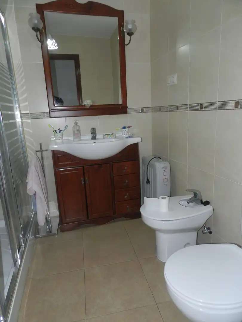Bany de Casa o xalet en venda en Linares amb Aire condicionat, Calefacció i Jardí privat