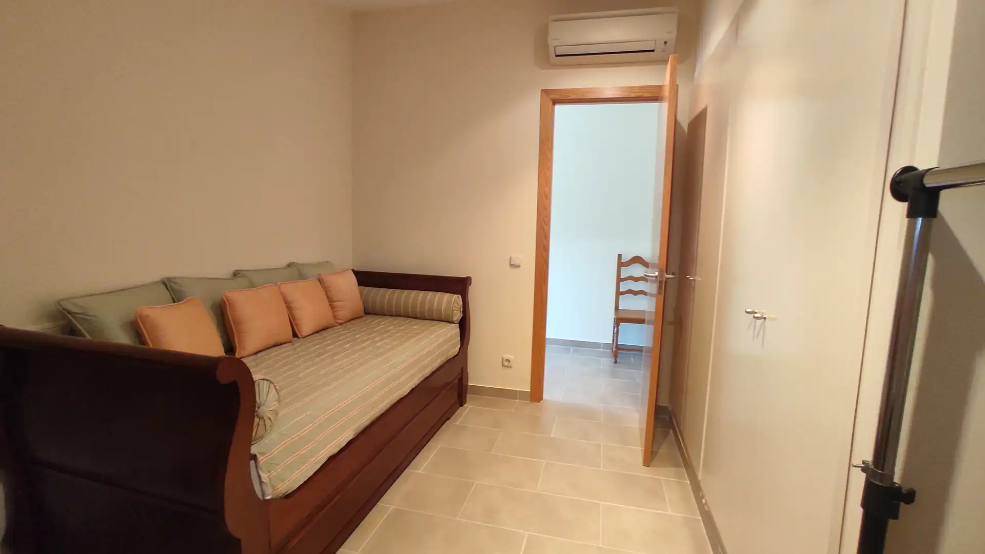 Schlafzimmer von Country house zum Verkauf in Roda de Berà mit Klimaanlage, Heizung und Privatgarten
