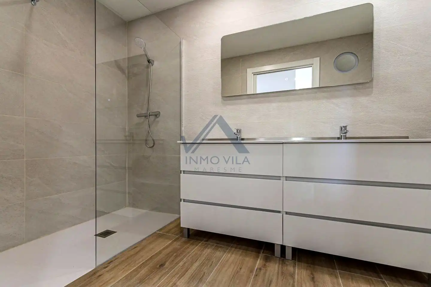 Badezimmer von Erdgeschoss zum Verkauf in Girona mit Klimaanlage und Terrasse