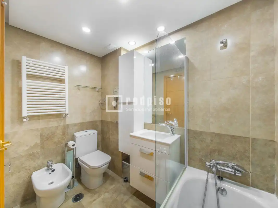 Bathroom of Flat for sale in Alcorcón  with Air Conditioner, Heating and Private garden