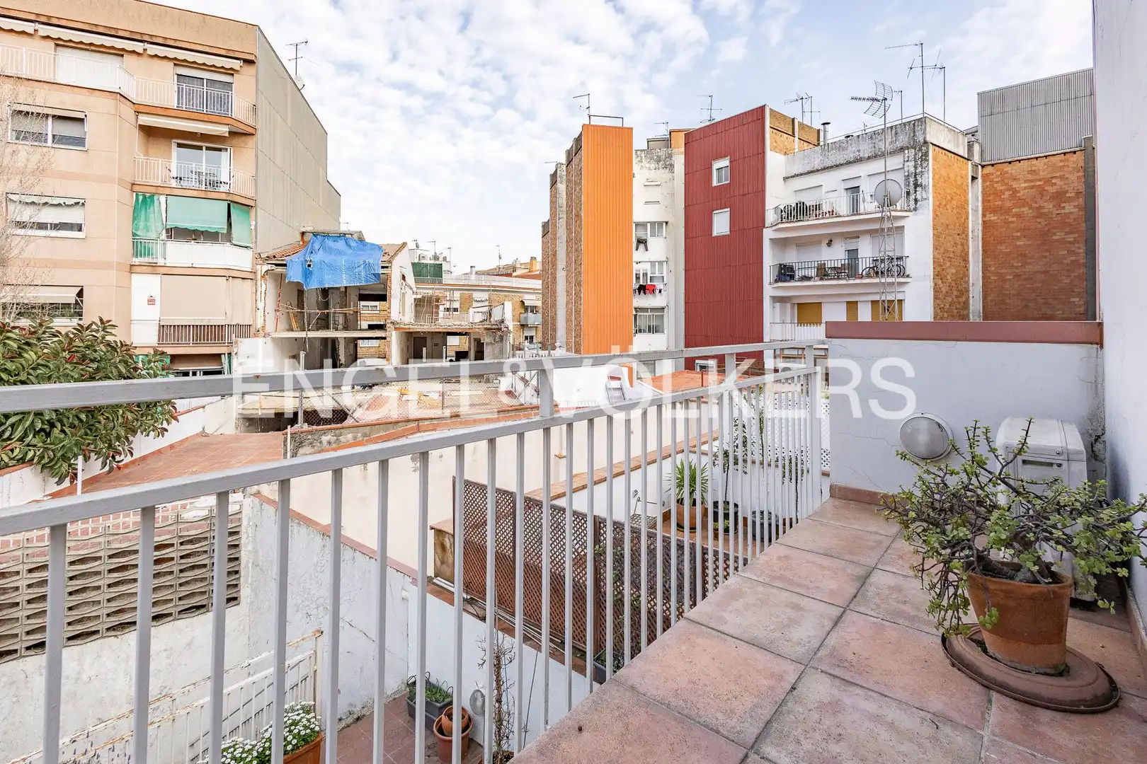Vista exterior de Casa o xalet en venda en Sant Joan Despí amb Aire condicionat, Calefacció i Jardí privat