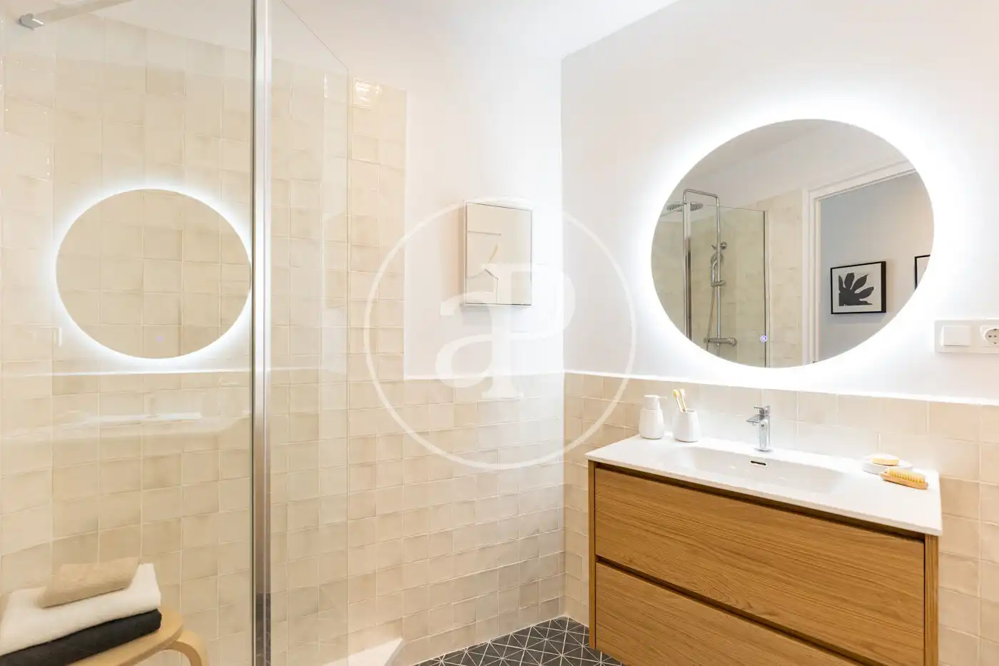 Badezimmer von Wohnung zum Verkauf in Barcelona mit Klimaanlage, Heizung und Balkon