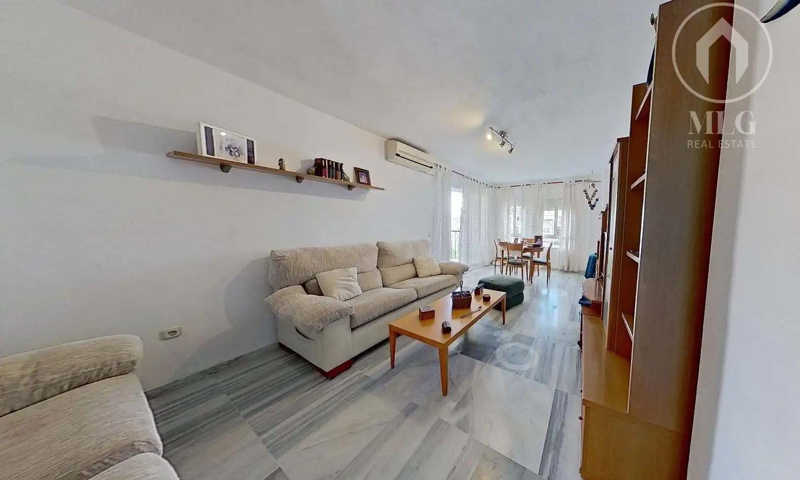 Sala d'estar de Pis en venda en Torremolinos amb Aire condicionat, Terrassa i Piscina