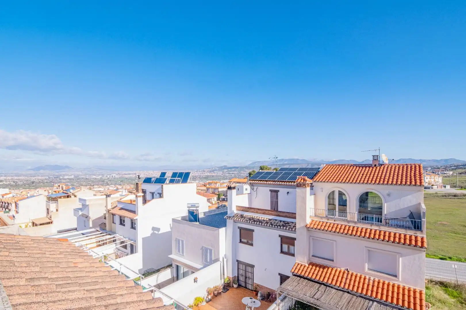 Vista exterior de Casa adosada en venda en La Zubia amb Aire condicionat, Calefacció i Terrassa