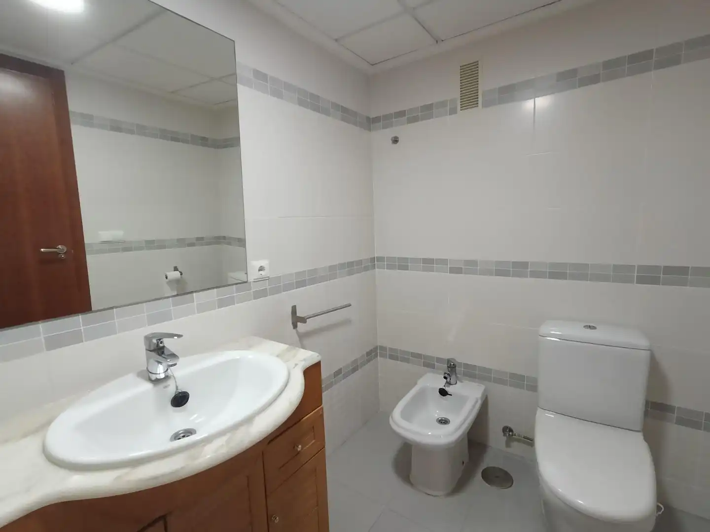 Baño de Piso en venta en Alicante / Alacant con Aire acondicionado, Jardín privado y Trastero
