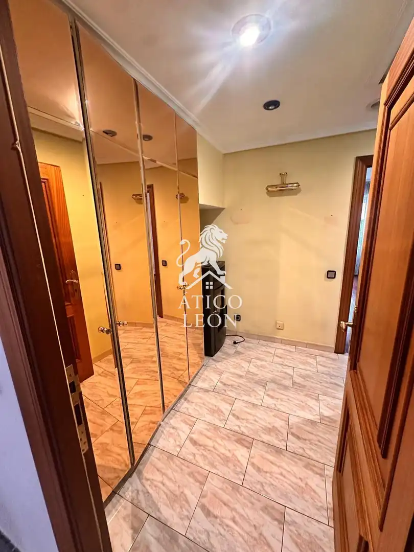 Habitación de Casa o chalet en venta en León Capital  con Calefacción, Terraza y Trastero
