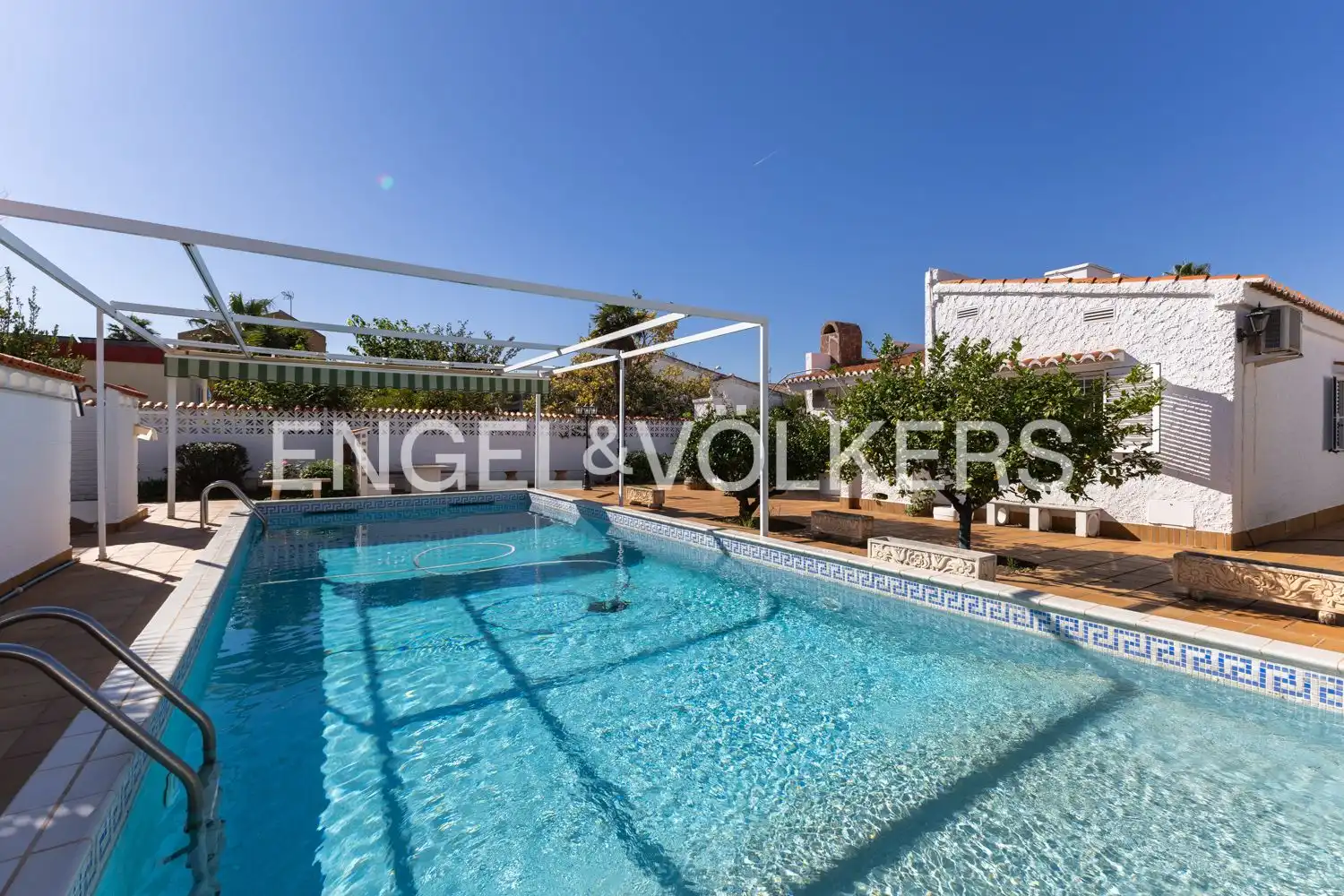 Piscina de Casa o xalet en venda en Sagunto / Sagunt amb Aire condicionat, Calefacció i Jardí privat