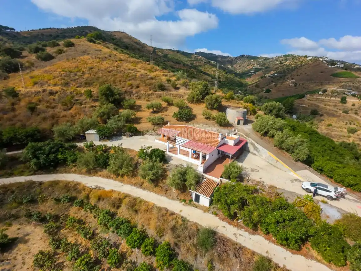 Vista exterior de Finca rústica en venda en Nerja amb Moblat