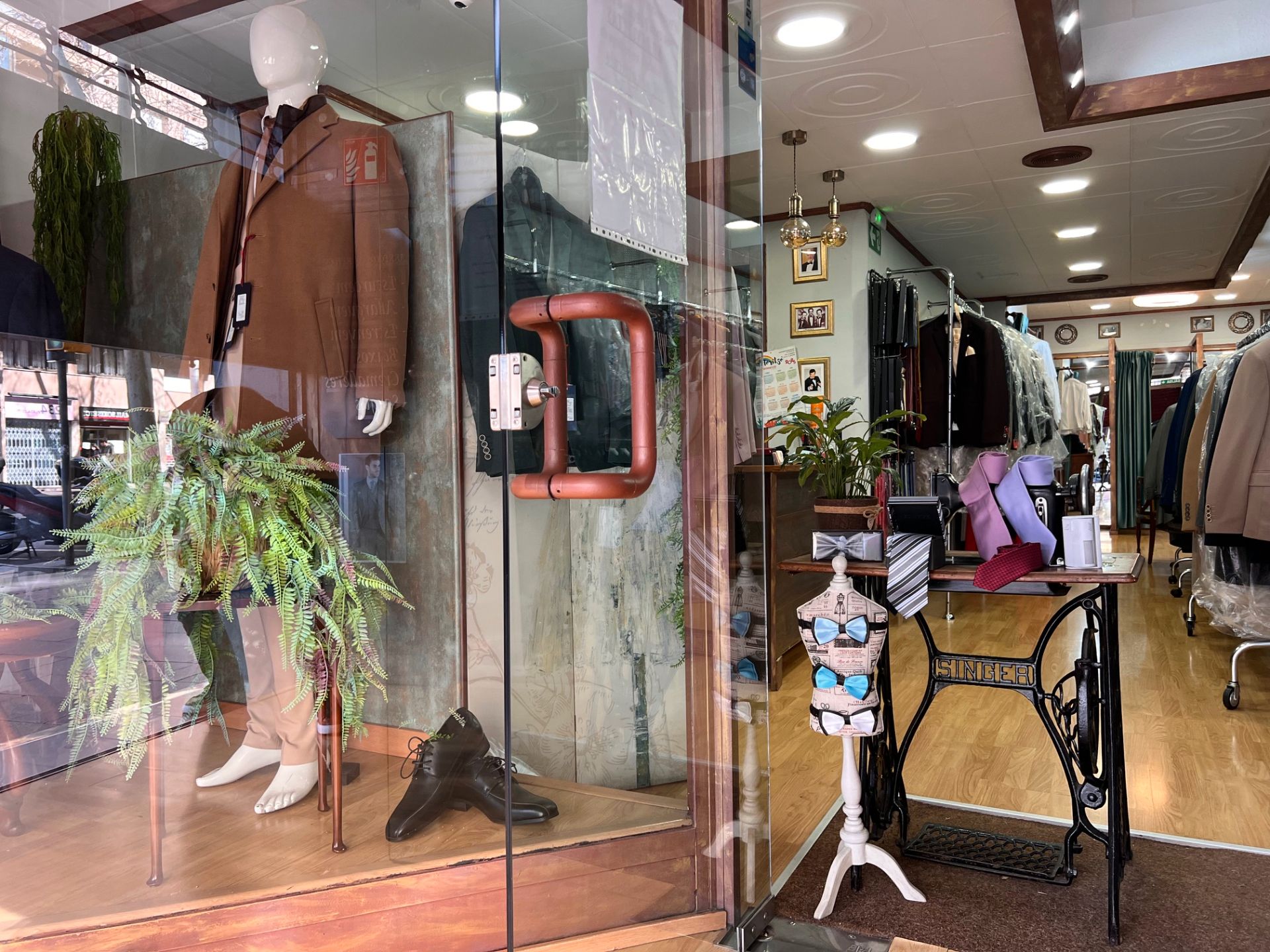 Local en traspaso en  Barcelona Capital con Parquet y Amueblado