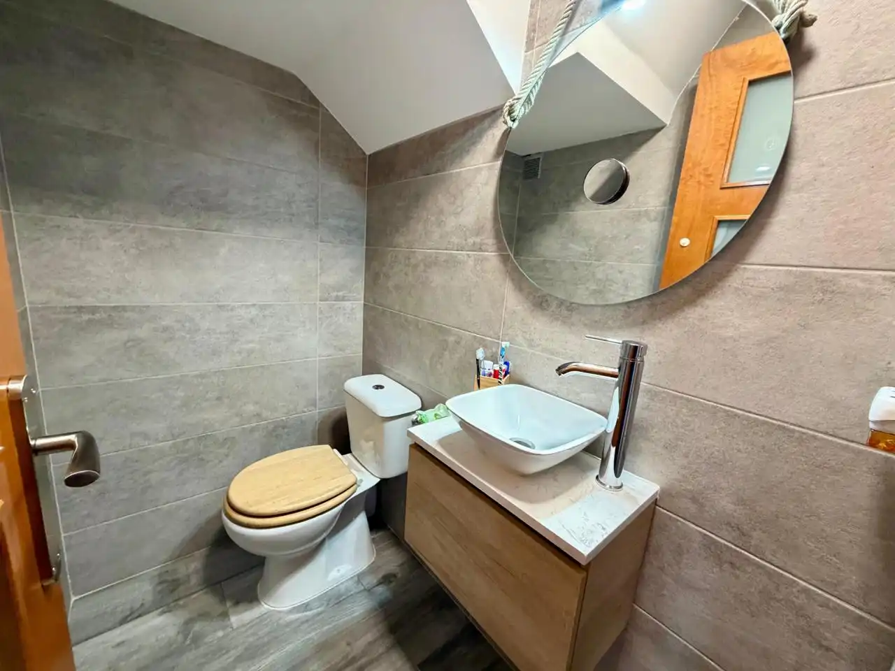 Baño de Casa adosada en venta en Montcada i Reixac con Aire acondicionado, Calefacción y Jardín privado