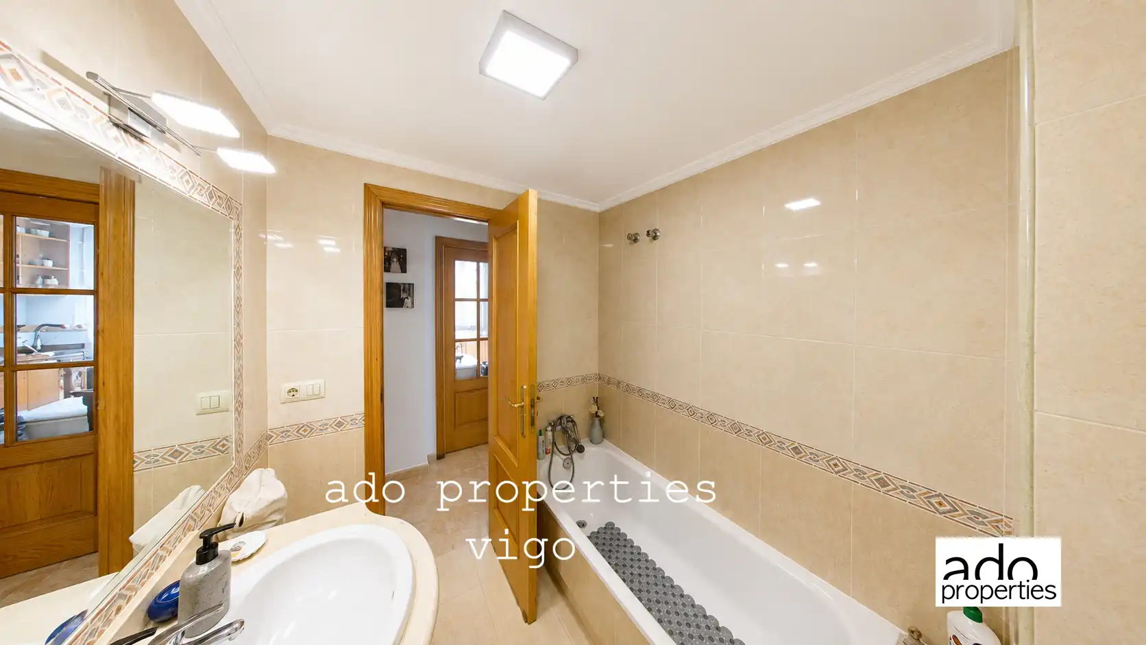 Badezimmer von Wohnung zum Verkauf in Redondela mit Heizung, Parkett und Möbliert