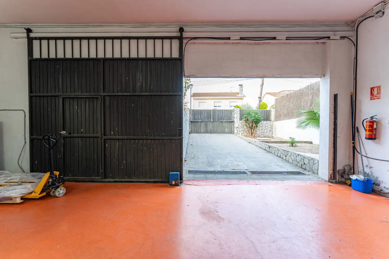 Parking of Houses for sale in Sevilla la Nueva  with Air Conditioner, Heating and Private garden