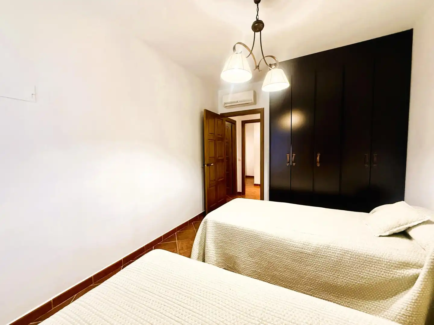 Dormitori de Casa o xalet en venda en La Rinconada amb Aire condicionat, Jardí privat i Piscina