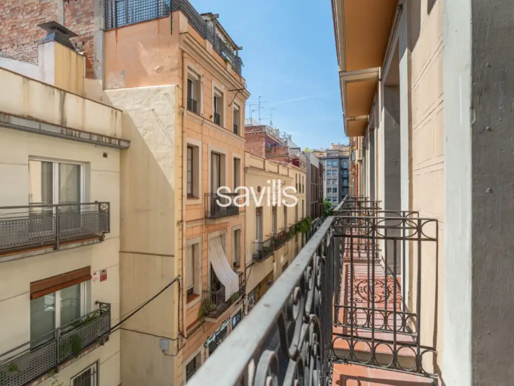 Dormitori de Apartament en venda en Barcelona amb Aire condicionat i Balcó
