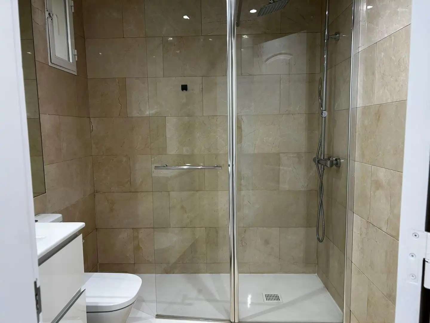 Baño de Apartamento de alquiler en Madrid con Aire acondicionado y Calefacción