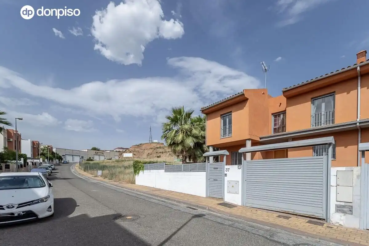 Vista exterior de Casa adosada en venta en Jun con Calefacción, Terraza y Trastero