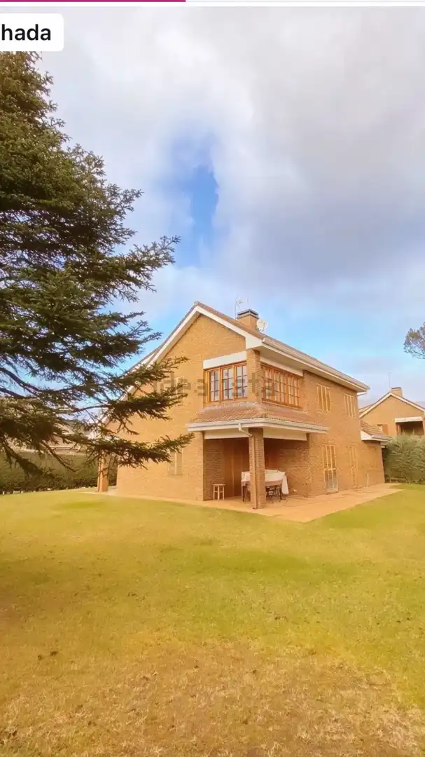 Vista exterior de Casa o xalet en venda en Becerril de la Sierra amb Aire condicionat, Calefacció i Jardí privat