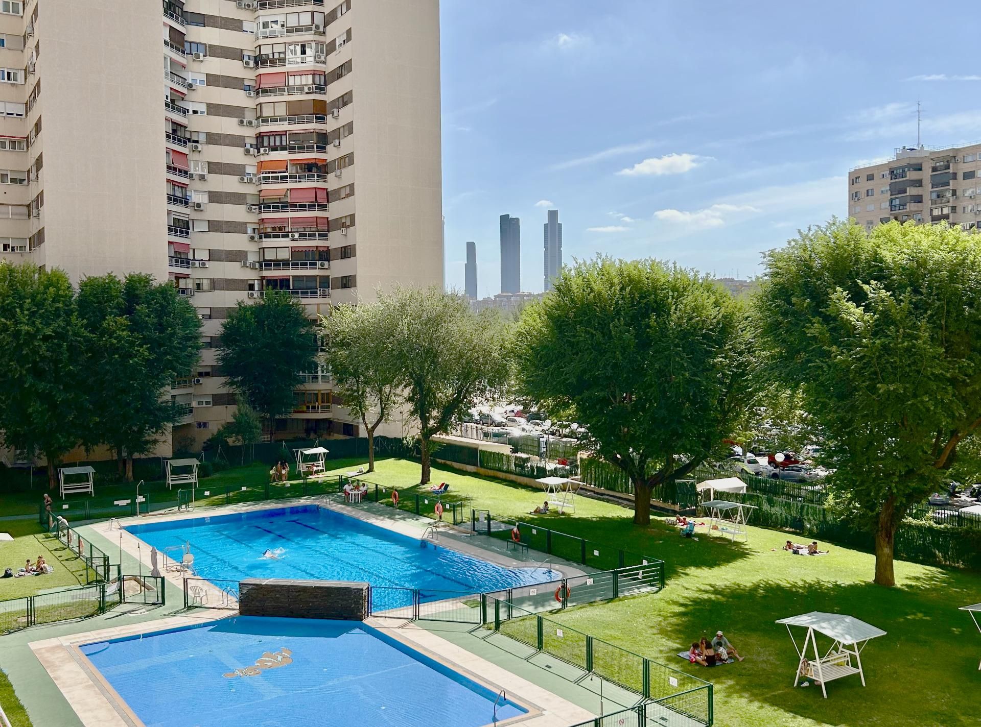 Swimming pool of Flat for sale in  Madrid Capital  with Air Conditioner, Heating and Private garden
